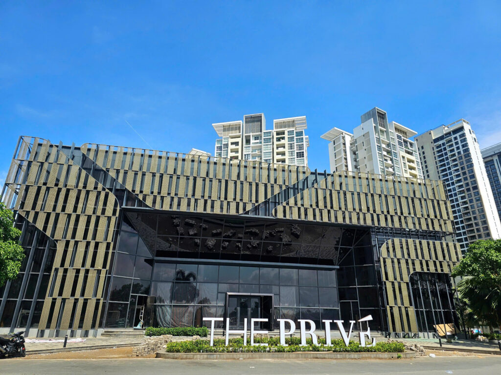 Mặt ngoài nhà mẫu The Prive Đất Xanh